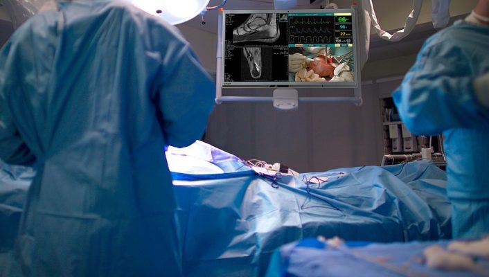 To help improve patient outcomes, hospitals need an all-in-one surgical workstation that display content from both PACS and EHR.
