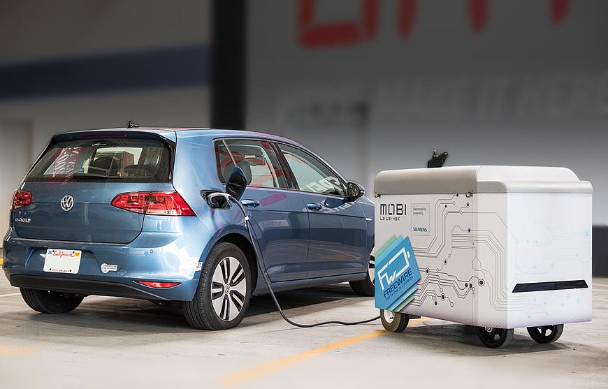 The Mobi Charger brings a charge to the vehicle by packing recycled batteries into a compact cart that can be wheeled to vehicles in parking lots and garages.