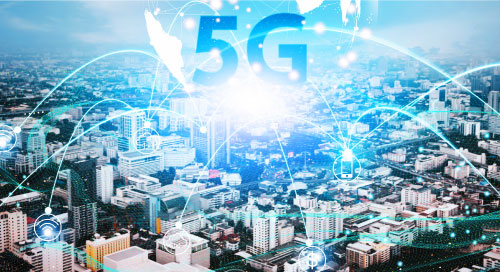 概念图展示了 5G 连接遍布城市景观。